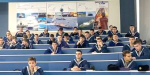 Председатель ППО моряков г.Владивостока рассказал курсантам о социально-трудовых отношениях в экипаже.
